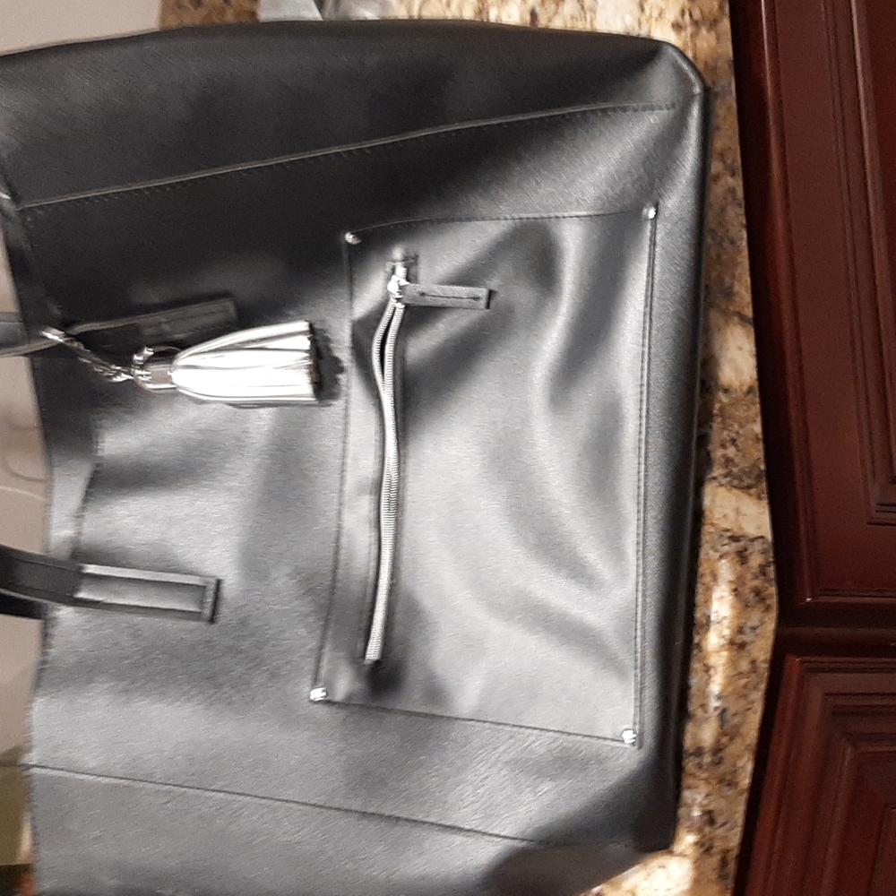 Black tote zip top